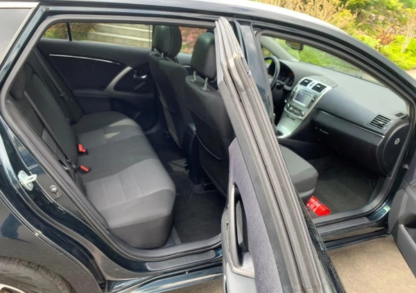Toyota Avensis cena 35547 przebieg: 212000, rok produkcji 2014 z Jasło małe 191
